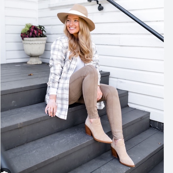 🌸 NWT SPANX Luxurious Faux Suede Leggings Tan Camel size Small {Sold Out} - Picture 2 of 15